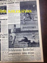 GÜNLÜK SPOR GAZETESİ - 25 NİSAN 1957 - GALATASARAY 2 - 0 BEŞİKTAŞ - NECMİ TANYOLAÇ - REAL MADRİD, MANCHESTER UNITED MAÇI - AMERİKA ORDU BASKETBOL TAKIMI MİLLİ NAMZETLERİ 64 - 43 MAĞLUP ETTİ - FERDİ SEKBAN İSTİFA ETTİ - ORDULARARASI BASKETBOL ŞAMPOİYONASI - MİMİ İLE MEMO, MORT WALKER, DICK BROWN, MADDOCKS, STEVE CANYON, JED FORAM ÇİZGİ ROMAN - FENERBAHÇENİN TARİHİ - ADİL ATAN - CAROL DAY - ALTAN DİNÇER - APİKOĞLU SUCUĞU REKLAMI - ATİLLA KARSAN - ROBER KOHEN - CHARLES HUMEZ, BOKS - DUILIO LOI - LALE VE ELHAMRA, LALE SİNEMASI, ÇÖL ASLANI FİLMİ - FAY REKLAMI - SHELLEY WINTERS
