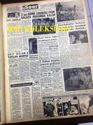 GÜNLÜK SPOR GAZETESİ - 1 MAYIS 1957 - GALATASARAY'I 3-0 YENEN FENERBAHÇE 1957 LİG ŞAMPİYONU - LEFTER - PERTEV TUNASELİ - AYDOĞAN BECİT - MİMİ İLE MEMO, MORT WALKER, DICK BROWN, MADDOCKS, STEVE CANYON, JED FORAM ÇİZGİ ROMAN - FENERBAHÇENİN TARİHİ - MUVAKKAR EKREM TALU - CAROL DAY - BUĞDAY BANKASI - APİKOĞLU SUCUK REKLAMI