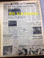 GÜNLÜK SPOR GAZETESİ - 4 MAYIS 1957 - FEDERASYON KUPASI MAÇLARI - OCWİRK - VOLEYBOLDA BULGAR TAKIMINA MAĞLUP OLDU - PROFESYONEL BİRİNCİ KÜME 10 TAKIM OLARAK KALIYOR - NECDET ERDEM - MİMİ İLE MEMO, MORT WALKER, DICK BROWN, MADDOCKS, STEVE CANYON, JED FORAM ÇİZGİ ROMAN - FENERBAHÇENİN TARİHİ - YÜKSEL GÖZÜPEK - ŞEREF GÖRKEY - ŞAMPİYON FENERBAHÇE İZMİR'DE KARŞIYAKA'YI 3-1 MAĞLUP ETTİ - CAROL DAY - FENERBAHÇE, VEFASPOR - ŞEREF GÖRKEY - KİT KARSON - ASTON VİLLA - APİKOĞLU SUCUK REKLAMI - ATLANTİK PAKTI - BOKS, RAY SUGAR ROBINSON ŞAMPİYON
