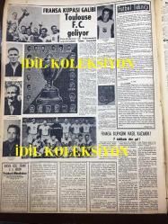 GÜNLÜK SPOR GAZETESİ - 29 MAYIS 1957 - TURGUT DİNSEL, TÜRKİYE BASKETBOL MİLLİ TAKIMI AVUSTURYA MİLLİ TAKIMINI 80 - 70 YENDİ - CİHAT ALPAN - LASZLO SZEKELLY - VARŞOVA - HÜSEYİN ERKMEN - TÜRKİYE GÜREŞ MİLLİ TAKIMI RUSYA'DA - NECMİ TANYOLAÇ - MİMİ İLE MEMO, MORT WALKER, DICK BROWN, MADDOCKS, STEVE CANYON, JED FORAM ÇİZGİ ROMAN - ERDOĞAN BECİT - MUVAKKAR EKREM TALU - GHANA - TÜRKİYE PİNG-PONG BİRİNCİLİĞİ - CAROL DAY - İSKOÇYA ALMANYA MAÇI - BEŞİKTAŞ İDARE HEYETİ - 1957 FRANSA KUPASI GALİBİ TOULOUSE TÜRKİYE'YE GELİYOR - FAY REKLAMI - BOUCHOUK ANNE JAMESSON - MAKARYOS / MAKARIOS - PAPAZLAR BİRBİRİNE GİRDİ