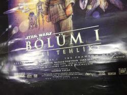 Yıldız Savaşları - Bölüm I - Gizli Tehlike (Star Wars: Episode I - The Phantom Menace, Movie Poster), 1999, SİNEMA FİLM AFİŞİ / POSTERİ - BÜYÜK BOY - ORİJİNAL - 96 X 67 cm EBADINDA - George Lucas - Liam Neeson, Ewan McGregor, Natalie Portman, Jake Lloyd, Ian McDiarmid, Pernilla August, Oliver Ford Davies, Hugh Quarshie, Ahmed Best, Anthony Daniels, Kenny Baker, Frank Oz, Terence Stamp, Brian Blessed, Andy Secombe, Ray Park, Lewis Macleod
