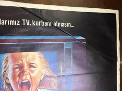 KÖTÜ RUH (Poltergeist), 1982, SİNEMA FİLM AFİŞİ / POSTERİ - BÜYÜK BOY - ORİJİNAL - 100 X 68 cm EBADINDA - Original Turkish Big Size Movie Poster - Tobe Hooper, Steven Spielberg, Michael Grais, Mark Victor, James Karen, Craig T. Nelson, JoBeth Williams, Heather O'Rourke, Zelda Rubinstein, Richard Lawson, Dominique Dunne, Helen Baron  - ÇİZER ÖMER MUZ'UN ÇİZİMİYLE - GRAFİK: CENGİZ KADAŞ