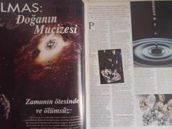 Alem Saat ve Aksesuar Dergisi - 21 Mart 2007 - Elmas: Doğanın Mucizesi - Zamanın Ötesinde ve Ölümsüz - Kraliyetin Mücevher Tutkusu - 64. Altın Küre ve Oscar'ın Vazgeçilmez Yıldızı Pırlantalar - Beyonce - Penelope Cruz - Siena Miller - Nicole Kidman - Emily Blunt - Rinko - Cafe Blachett - Jennifer Lopez - Celine Dion - Helen Miller - Elmasın Işıltısıyla Oscar'ı Gölgede Bırakan Kadınlar - Yıldızların Bir Diğer Tercihi - Virgin Scarlet - Kültür ve Doğa Fubula ve Efe'de Buluştu - Saç Tokaları ve Broşlar - Saat Pırlantayla Buluştu - Officine Panerai - Angelo Bonatti - Pırlanta Deyince Zen - Maria Sharapova - Uma Thurman - Dita Von Teese - Nicole Kidman - Jimmy Lin - Danica Patrick - Tom Cruise - Harrison Ford - Caterina Murino - Begüm Şen - Aslı Ekmekçi - Bilgün Dereli - Canan Yolaç - Aslı Duruman - Ayşegül Toplusoy - Feryal Gülman fotoğraf ve haberi - Tam Takım Dergi