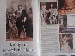 Alem Saat ve Aksesuar Dergisi - 21 Mart 2007 - Elmas: Doğanın Mucizesi - Zamanın Ötesinde ve Ölümsüz - Kraliyetin Mücevher Tutkusu - 64. Altın Küre ve Oscar'ın Vazgeçilmez Yıldızı Pırlantalar - Beyonce - Penelope Cruz - Siena Miller - Nicole Kidman - Emily Blunt - Rinko - Cafe Blachett - Jennifer Lopez - Celine Dion - Helen Miller - Elmasın Işıltısıyla Oscar'ı Gölgede Bırakan Kadınlar - Yıldızların Bir Diğer Tercihi - Virgin Scarlet - Kültür ve Doğa Fubula ve Efe'de Buluştu - Saç Tokaları ve Broşlar - Saat Pırlantayla Buluştu - Officine Panerai - Angelo Bonatti - Pırlanta Deyince Zen - Maria Sharapova - Uma Thurman - Dita Von Teese - Nicole Kidman - Jimmy Lin - Danica Patrick - Tom Cruise - Harrison Ford - Caterina Murino - Begüm Şen - Aslı Ekmekçi - Bilgün Dereli - Canan Yolaç - Aslı Duruman - Ayşegül Toplusoy - Feryal Gülman fotoğraf ve haberi - Tam Takım Dergi