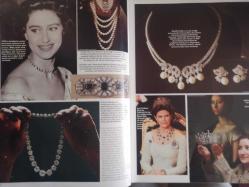 Alem Saat ve Aksesuar Dergisi - 21 Mart 2007 - Elmas: Doğanın Mucizesi - Zamanın Ötesinde ve Ölümsüz - Kraliyetin Mücevher Tutkusu - 64. Altın Küre ve Oscar'ın Vazgeçilmez Yıldızı Pırlantalar - Beyonce - Penelope Cruz - Siena Miller - Nicole Kidman - Emily Blunt - Rinko - Cafe Blachett - Jennifer Lopez - Celine Dion - Helen Miller - Elmasın Işıltısıyla Oscar'ı Gölgede Bırakan Kadınlar - Yıldızların Bir Diğer Tercihi - Virgin Scarlet - Kültür ve Doğa Fubula ve Efe'de Buluştu - Saç Tokaları ve Broşlar - Saat Pırlantayla Buluştu - Officine Panerai - Angelo Bonatti - Pırlanta Deyince Zen - Maria Sharapova - Uma Thurman - Dita Von Teese - Nicole Kidman - Jimmy Lin - Danica Patrick - Tom Cruise - Harrison Ford - Caterina Murino - Begüm Şen - Aslı Ekmekçi - Bilgün Dereli - Canan Yolaç - Aslı Duruman - Ayşegül Toplusoy - Feryal Gülman fotoğraf ve haberi - Tam Takım Dergi