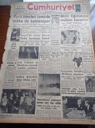 Cumhuriyet Gazetesi - 6 Mart 1957 - Parti Liderleri İzmir'de Alaka İle Bekleniyor - Afrika'da Yeni Bir Devlet Doğdu Gana- İsrail'de Siyasi Durum Birden Karışmağa Başladı - Selanik Davasında Fiyasko - Oktay Engin - Güzel Sanatlar Akademisinin Kıyafet Balosu - Süveyş Kanalı 10 Gün Sonra Açılıyor - Irak Veliahdı İle Adnan Menderes Arasında Yapılan Mülakat - Amerika'nın Güdümlü Mermi Sırrı İfşa Edildi - Emin Ali Çavlı - İdam Sehpasında Can Veren Devletliler Yazı Dizisi - Feridun Ergin'in Konferansı - Kartal'da Bir Yem Fabrikası Kuruluyor - Burhan Felek - NATO Başkomutanı Orgeneral L. Norstad Yarın Geliyor - Resimli Romanımız Mormon Mezhebi Ve Kurucusunun Dramı - Berduş Filmi Başrolde Zeki Müren - Neriman Köksal - Doğubank -  Turgay Şeren 12 Nisan'da Arjantin'e Gidiyor - Fenerbahçe'nin 50. Yıldönümü İçin Arsenal Tottenham Ve Manchester United Takımı Gelecek - Gustave Sebes Milli Takımımızı Budapeşteye Davet Etti - Federasyon Başkanı Hasan Polat