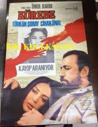 KÖREBE, 1985, FİLM AFİŞİ / POSTERİ - BÜYÜK BOY - ORİJİNAL - 97 X 66 cm EBADINDA - Original Turkish Big Size Movie Poster - Ömer Kavur, Barış Pirhasan, Türkan Şoray, Sevda Aktolga, Tomris Oğuzalp, Tuluğ Çizgen, Nurettin Şen, Cihan Ünal, Ferda Ferdağ, Ümit Yesin, Levent İnanır, Arslan Kacar, 	Dündar Aydınlı
