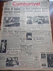 Cumhuriyet Gazetesi - 4 Ocak 1957 - Kıbrıs'a Ait Tasarının Hazırlığına Başlandı - İ.E.T.T'nin Son Yaptığı Zamların Menfi Tesirleri Devam Ediyor - Akis Dergisi Aleyhine Açılan Davanın Dünkü Duruşması - Suriye Rusya Arasında Yapılan Gizli Anlaşma -  Macar Mültecileri İçin Boşa Giden Hazırlık - İdam Sehpasında Can Veren Devletliler Yazı Dizisi - Mussolini'nin Ölümü - Mehmed Oluç- Amerikan Kolonisi Mensubları Tiyatrosunun İlk Temsili - Selmi Andak Evlendi - İzmir'de Pasolar Kaldırılınca - Amerika'da Zenci Beyaz Kavgaları - Resimli Romanımız Zırhlı Haydud - Sipahi Şarabı - Nuri İyem - Sabahaddin Kudret Aksal - Yunus Nadi Mükâfatı Şiir Müsabakası - Bulmaca - Fenerbahçe'nin 50. Yıl Kutlama Merasimi 8 Haziran'da Başlıyor - Kombine Biletler Kalkıyor Mu - Galatasaray'ın 50. Yıl Kutlama Merasimi Yarın Kapanıyor - Galatasaray'ın Santrhafı Ergun Ercins Romaya Gitti