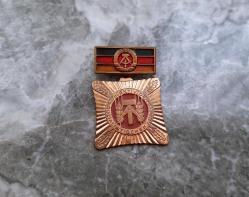 DOĞU ALMANYA KOMÜNİST DÖNEMİ SOSYALİST İŞ VE YAŞAM MADALYASI - ROZET  B9928