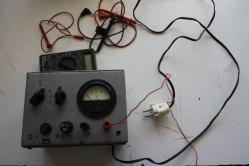 ANTİKA BAKALİT KASA 40 VOLTLUK ÖLÇÜ ALETİ  ÖZEL DEMIR KUTUSUNDA BAKMADAN GEÇME  (YENI RAF