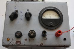 ANTİKA BAKALİT KASA 40 VOLTLUK ÖLÇÜ ALETİ  ÖZEL DEMIR KUTUSUNDA BAKMADAN GEÇME  (YENI RAF