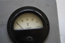 ANTİKA BAKALİT KASA 40 VOLTLUK ÖLÇÜ ALETİ  ÖZEL DEMIR KUTUSUNDA BAKMADAN GEÇME  (YENI RAF