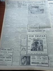 Cumhuriyet Gazetesi - 17 Ekim 1951 - Süveyş Bölgesinde Çarpışmalar Oldu - Demokrat Parti Büyük Kongresi Dün Gürültülü Geçti - Güzellik Kraliçesi Günseli Başar'ın Dünkü Ziyaretleri - İstanbul Atina Arasında Doğru Ekspres - Pakistan Başbakanı Ali Han Bir Yobaz Tarafından Öldürüldü - İskenderiyedeki Türk Yunan Basketbol Maçı - Cumhurbaşkanı Celal Bayar - Kalay Piyasası - Everest Seferi Arun Nehri Kıyılarında - Denizcilik Bahisleri Yazı Dizisi - Abidin Daver - CHP Genel Başkanı İsmet İnönü Hilmi Uran'ı Ziyaret Etti - Burhan Felek - Rum İlahiyat Okuluna Türkçe Mükâfatı Kondu - Alkazar Sineması - Siemens Elektrik Sayaçları Gelmiştir - Kadın Gazeteci Lil'in Maceraları - Milli Güreş Antrenörü Nuri Boytorunu Kuduz Köpek Isırmıştır - Tungsram - Hummel Fabrikası Römorkları- Schlüter Traktör - Morris Kamyonları - Chevrolet Pikap