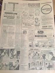HÜRRİYET GAZETESİ  9 Şubat 1965 Yıl :17 Sayı :6027 --Vietnam Savaşı Gittikçe Büyüyor  Amerika ,  komünist  Vietnam 'ı  dün yine  bombaladı --Soğuktan 8 kişi dondu --Başka et  bulamayınca Müslümanlar  domuz eti  de yiyebilir ---Halk  türküleri meraklısı bir bir İngiliz i  dolandırdılar --Dahi sanatkar  Franz Liszt -- Türklerin  ileri  götürdükleri  eski ve  çok önemli  sanatlardan  biri  Kakmacılık--İşte benim hayatım  :Yazan : Elizabeth  Taylor--Rahip King Johnson ile görüşecek --Yabancı  bir film  şirketinin  İstanbul da   çevirdiği  film  eroin  kaçakçılarının her faaliyetlerini  anlatıyor  filimin  şebeke reisini  Feridun  Çölgeçen  canlandırıyor ----Beşiktaş -Galatasaray maçı bu hafta --En başarılı takım  Fenerbahçe  :Haftanın  hakemi  Ömer Karadağ ---Genç  Milli Takımımız Dün  Bulgaristan  'a Gitti --Partizan , yarın  Iz. Spor  Oynuyor --Vietnam yine  bombalandı --Yer ,gök  her yer  bembeyazdı --