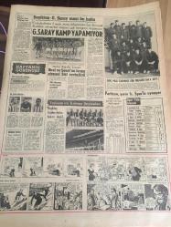 HÜRRİYET GAZETESİ  9 Şubat 1965 Yıl :17 Sayı :6027 --Vietnam Savaşı Gittikçe Büyüyor  Amerika ,  komünist  Vietnam 'ı  dün yine  bombaladı --Soğuktan 8 kişi dondu --Başka et  bulamayınca Müslümanlar  domuz eti  de yiyebilir ---Halk  türküleri meraklısı bir bir İngiliz i  dolandırdılar --Dahi sanatkar  Franz Liszt -- Türklerin  ileri  götürdükleri  eski ve  çok önemli  sanatlardan  biri  Kakmacılık--İşte benim hayatım  :Yazan : Elizabeth  Taylor--Rahip King Johnson ile görüşecek --Yabancı  bir film  şirketinin  İstanbul da   çevirdiği  film  eroin  kaçakçılarının her faaliyetlerini  anlatıyor  filimin  şebeke reisini  Feridun  Çölgeçen  canlandırıyor ----Beşiktaş -Galatasaray maçı bu hafta --En başarılı takım  Fenerbahçe  :Haftanın  hakemi  Ömer Karadağ ---Genç  Milli Takımımız Dün  Bulgaristan  'a Gitti --Partizan , yarın  Iz. Spor  Oynuyor --Vietnam yine  bombalandı --Yer ,gök  her yer  bembeyazdı --