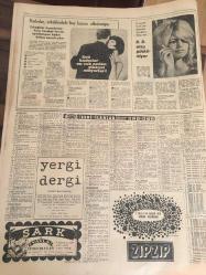 HÜRRİYET GAZETESİ 8 ŞUBAT  1965 YIL :17 SAYI :6026--Amerika , komünist Vietnam 'ı  bombaladı ---Tunca ve Meriç Nehirleri dondu --Devlet Tiyatrosundaki  hadiseler  Ankara da  yine günün mevzusu---Rusya da grip  salgını önlemek için  maske takılıyor --2 milyona yakın  Amerikalı  yabancı  ülkelerde 33 milyar lira  harcadı ---Türkiye 'nin  ilk  petrol  kralı ben olacağım  mühendis Ziya Kirman ---İşte benim hayatım  : Yazan  :Elizabeth  Taylor--İlk devre iyi  oynayan  Fenerbahçe  farklı galip  : 5 -1 Genç  mili takımımız bugün  Bulgaristan 'a  hareket ediyor --Kapışılan Mecmua  :Roman--Karakaş gözlerin elmas   şiirli Osman Onur la Niğdeli Ali Ercan çelişirken  şimdi türküye  üçüncü sahip çıktı--