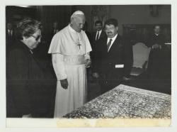 BAŞBAKAN TURGUT ÖZAL,SEMRA ÖZAL VE PAPA HALI DESENİNE BAKIYORLAR ORİJİNAL FOTOĞRAF...