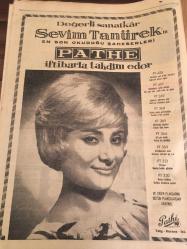 HÜRRİYET GAZETESİ  15 NİSAN  1966 YIL :18 SAYI :6449---Malatya da ki olay  aydınlandı   :Ata 'nın  büstünü kıran  öğretmen  yakalandı ---Irak  Cumhurbaşkanı  Abdüsselam Arif  ve 2 Bakan  Kazada Öldüler ---Genel Başkan  Türkeş 'in  Çıplak  Dansözle  Resmi  Çekilince  Hadise Çıktı  --İkinci Ligde  Şike  Dedikodusu Çıktı ---Recep :Şampiyonluğu bu hafta ilan  edeceğiz  dedi ---Ogün ,Menacer Necdet Erdem' i suçladı --İst .Spor  A.S.Yen  Stadı na itiraz etti ---İhtilaller filmi  Viva  Maria  Londra da kapalı  gişe oynuyor: Brigitte  Bardot İhtilal Yaptı ---Üç  müteşebbis  Türkiye  de  ilk defa  yerli  peron  arabası yaptılar ---