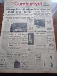Cumhuriyet Gazetesi - 28 Mayıs 1954 - Almanya Bize 150 Milyon Dolar Kredi Açıyor - Bahar Ve Çiçek Bayramı Dün Törenle Açıldı - Gülhane Parkı - Sultanahmed 2. İmamı Dün Genç Kızları İğfal Suçundan Tevkif Edildi - Başbakan Adnan Menderes Pazara Gidiyor - Kıbrıs'taki Türklerin Sevinci - Konsolosun Karısı Yazan Nihal Karamağaralı Yazı Dizisi - Apollo Sirki - Burhan Felek - Galatasaraylıların Hatim Duası - İstanbul Fethinin 501. Yıldönümü - Büyük Adli Hatalar - Fenerbahçe Bugün Beyoğlusporla Karşılaşacak - Ayten Gençer- Cumhuriyet Radyo Programları- Teknik Üniversite Radyosu - Tenor Walter Ludwig - Amerika'da Klu Klux Klan Gizli Cemiyeti Hortlatılıyor - Şehir Tiyatrosunun Gülhane Parkındaki Tensilleri- Sarayların Aşk İlahesi Desiree Yazı Dizisi - Lüks Traş Bıçakları - Puro Tuvalet Sabunları - Deschiens Kan Kuvvet Şurubu - Nebati Mutbak Yağı - Frigidaire Buzdolabı - Johnson Deniz Motorları