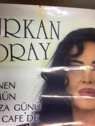 TÜRKAN ŞORAY AFİŞİ / POSTERİ - BÜYÜK BOY - ORİJİNAL - 70 X 50 cm EBADINDA - Original Turkish Big Size Poster - BEKLENEN ALBÜMÜN İLK İMZA GÜNÜ BREAK CAFE'DE, MEHMET TAŞHAN