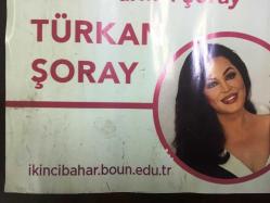 TÜRKAN ŞORAY AFİŞİ / POSTERİ - BÜYÜK BOY - ORİJİNAL - 69 X 50 cm EBADINDA - Original Turkish Big Size Poster - SEVGİYE ADANMIŞ BİR ÖMÜR: SİNEMANIN SULTANI TÜRKAN ŞORAY, BOĞAZİÇİ ÜNİVERSİTESİ YAŞAMBOYU EĞİTİM MERKEZİ, BÜYEM AKTİF YAŞAM SEMİNERLERİ