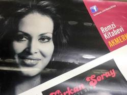 İMZALI VE İTHAFLI TÜRKAN ŞORAY AFİŞİ / POSTERİ - BÜYÜK BOY - ORİJİNAL - 69 X 50 cm EBADINDA - Original Turkish Big Size Poster - REMZİ KİTABEVİ AKMERKEZ, TÜRKAN ŞORAY İMZA GÜNÜ