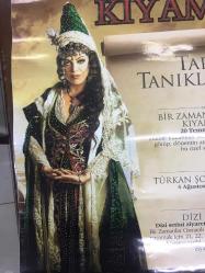 İMZALI VE İTHAFLI TÜRKAN ŞORAY AFİŞİ / POSTERİ - BÜYÜK BOY - ORİJİNAL - 69 X 50 cm EBADINDA - Original Turkish Big Size Poster - BİR ZAMANLAR OSMANLI KIYAM SERGİSİ, TÜRKAN ŞORAY İMZA GÜNÜ, DİZİ SETİ GEZİSİ, CARREFOUR İZMİT ALIŞVERİŞ MERKEZİ, HERŞEY FİLM