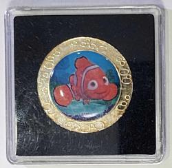 DISNEYLAND FINDING NEMO - KAYIP BALIK NEMO TEMALI RENKLİ MADALYON. QUADRUM MARKA KARE KORUMA KAPSÜLÜ İÇİNDE ÇİL(-) KONDİSYON.