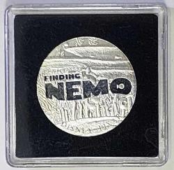 DISNEYLAND FINDING NEMO - KAYIP BALIK NEMO TEMALI RENKLİ MADALYON. QUADRUM MARKA KARE KORUMA KAPSÜLÜ İÇİNDE ÇİL(-) KONDİSYON.