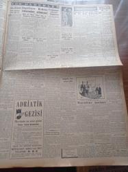 Cumhuriyet Gazetesi - 22 Mayıs 1956 - Cumhuriyet Halk Partisinin On İkinci Büyük Kurultayı Dün Toplandı - İsmet İnönü'nün Nutku - İstanbul Misafirleri İran Şahı Ve İmparatoriçe Tezahüratla Karşılandı - İran Türkiye'ye Petrol Verecek - Fevzi Lütfi Karaosmanoğlu Hiç Bir Partinin Peyki Değiliz Dedi - Antalya'da Pembe Kurt Tehlikesi - 25 Sene Sonra Orman Kalmayacak - Babıali Baskını - Perçemli Adam Yazan Nihal Karamağaralı Ve Va Nu Yazı Dizisi - Osman Okyar - İngiltere Kıbrıs Adasından Çıkmıyor - Konya Müzesine Çok Kıymetli Bir Mesnevi Yazması Verildi - Stalin'in Kızı Svetlana Ortaya Çıktı - Burhan Felek - Prens Sabahaddin Hakkında Konferans - Karacaoğlan Yazan Yaşar Kemal Yazı Dizisi - Yunus Nadi Mükâfatı En Güzel Fikir Yazısı - Dünya Kupasına Katılacak Güreşçiler Gelmeye Başladılar - Basketbolcu Erdoğan Partener'in Almanya'daki Başarısı - Gordon Pirie Tek Ayakkabı İle Koştu - Sana Nebati Margarin