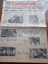 Cumhuriyet Gazetesi - 23 Temmuz 1956 - Pakistan Cumhurbaşkanı General İskender Mirza Bugün Şehrimize Geliyor - Dün Bütün Türkiye'yi Sıcak Dalgası Kapladı - Batılılar Ve Assuan Barajı - Güney Kore Savaş Birliğimiz -  Eski Adalet Bakanı Osman Şevki Çiçekdağ Dün Törenle Defnedildi - Çırağan Sarayı Yerinde Yapılacak 300 Odalı Otel - Akis Dergisinin Son Sayısı Toplattırıldı - Balkan Oyunları Bitti - Kıbrıs Türk'tür Partisi İngilizce Bir Gazete Çıkarıyor - Beykoz Kundura Fabrikasının Islahı - Kavaklı Fevzi Paşa'nın Ağzından 16 Mart 1920- Komünist Devletler Birliği - Film Festivalinden Notlar - Burhan Felek - Karacaoğlan Yazan Yaşar Kemal Yazı Dizisi - Resimli Romanımız Kraliçenin Gerdanlığı - Film Yıldızı Yvonne De Carlo- Dünya Güzellik Kraliçesi - Futbolda Transfer - Haldun İşmen Kapri Napoli Arasını Yüzecek