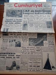 Cumhuriyet Gazetesi - 8 Ağustos 1956 - Cumhuriyetçi Millet Partisi'nin Dünkü Giresun Kongresi Hadiseli Oldu - Kıbrıs'ta Dün Radyoevinde Bomba Patladı - Periler Diyarında Bir Hafta Röportajı Yapan Yaşar Kemal - Kasım Gülek 90.  Defa Adalet Huzurunda - İsmet İnönü'nü Polisler Takip Etmiyormuş - Leyla Gencer San Francisco'da Temsiller Verecek -  Atatürk Mareşal Fevzi Çakmak Ve İsmet İnönünün Cumhur Reisliği - Hirfanlı Demirköprü Ve Kemer Barajları - Burhan Felek - Resimli Romanımız Kraliçe Gerdanlığı Resimli Romanımız - Karacaoğlan Yazan Yaşar Kemal Yazı Dizisi - Radyo Bugünkü Program - Remington Yazı Dizisi - Fenerbahçeliler Ahmed Ve Şirzad Bizimdir Diyorlar - Atatürk Kupası Maçları Bu Yıl Yapılacak - Cezmi Or Atletizm Yarışları - Gündüz Kılıç