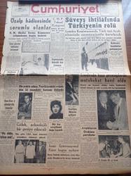 Cumhuriyet Gazetesi - 20 Ağustos 1956 - Van Özalp Hadisesinde Sorumlu Olanlar - Marilyn Monroe Geliyor - Kasım Gülek Arkeolojik Bir Geziye Çıkacak - Süveyş İhtilafında Türkiye'nin Rolü -  Cumhuriyetçi Millet Partisi Tokat Kongresi - Prenses Margaret 26 Yaşına Basıyor - Gayretspor Galip  - Galatasaray'da 50. Yıl Töreni - Kutu Kutu İçinde Yazan Orhan Hançerlioğlu Yazı Dizisi - Müseccel Felah Ve Yavuz Gruplarında Çalışanlar - Esad Kan Paris'e Gitti - Sophia Loren Baloda Kendisini Çimdikleyen Arab Diplomatını Yumrukladı - Burhan Felek - Resimli Romanımız Kraliçenin Gerdanlığı - İzmir Enternasyonal Fuarı Bugün Açılıyor - Galatasaray Acarı 3  1 Mağlup Etti -  Berec - Profesyonel Takımların Dün Yaptıkları Antrenman Maçları - Yol Mukavemet Biniciliği Fehmi Kürkçü Kazandı