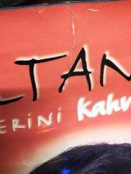 TÜRKAN ŞORAY ETİKET AFİŞİ / POSTERİ - BÜYÜK BOY - ORİJİNAL - 100 X 70 cm EBADINDA - Original Turkish Big Size Poster - SULTAN SEVENLERİNİ KAHVEYE BEKLİYOR, KOZZY ALIŞVERİŞ VE KÜLTÜR MERKEZİ, AVŞAR SİNEMA