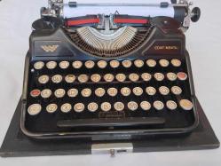 ANTİKA KUTUSUNDA CAM TUŞ CONTİNANTAL DAKTİLO HATASIZ KUSURSUZ