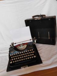 ANTİKA KUTUSUNDA CAM TUŞ CONTİNANTAL DAKTİLO HATASIZ KUSURSUZ