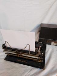 ANTİKA KUTUSUNDA CAM TUŞ CONTİNANTAL DAKTİLO HATASIZ KUSURSUZ