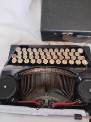 ANTİKA KUTUSUNDA CAM TUŞ CONTİNANTAL DAKTİLO HATASIZ KUSURSUZ