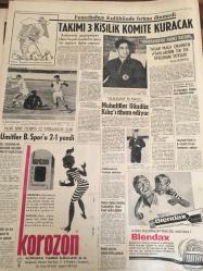 HÜRRİYET GAZETESİ  23 EYLÜL 1965 YIL :18 SAYI :6250----Bir ay içinde ölümü göze alan  ,5 kişi  demir  perdeden  yurdumuza iltica etti ----Stefanopulos  ,Yunan  Türk  münasebetlerini   düzeltecek ----500 milyonluk  mal  ithal edilecek ----Üniversite  giriş  sınavı  sonuçları  ekim ayının  ilk  haftası  ilan  edilecek ----Yeni Gine de gelin  bedeli  taksitle alınıyor ----Devlet  tiyatrosundaki  ihtilafa  Ürgüplü    el koydu ---Meşhur film avcısı  Sait Selahattin  Cihanoğlu  anlatıyor ----Fenerbahçe  kulübünde  fırtına  dinmedi : Takım 3 kişilik  komite kuracak ---Muhalifler  Gündüz Kılıç  'ı  itham ediyor ----,Ümitler  B. Spor  'u  2-1  yendi ---Siirtli  Şaki İbrahim  Acet  Çetesi  Yakalandı ----İngiliz  Kraliçesi  kendisini  sarayda  kabul etmiyor  diye  : Elvis  Presley  3 Milyonluk  Konser  Teklifini Reddetti ----Geleceğin  Turistleri  Çadırlı  Modern  Göçebeler  Olacak ----