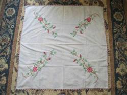 KUMAŞI MAKİNA - KENARLARI EL İŞİ RUNNER (52X87 CM) +  MASA ÖRTÜSÜ (87X87 CM) + MASA ÖRTÜSÜ (88X88 CM) + PEÇETE-8 ADET (30X31 CM) - TOPLAM 11 PARÇA