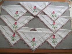 KUMAŞI MAKİNA - KENARLARI EL İŞİ RUNNER (52X87 CM) +  MASA ÖRTÜSÜ (87X87 CM) + MASA ÖRTÜSÜ (88X88 CM) + PEÇETE-8 ADET (30X31 CM) - TOPLAM 11 PARÇA