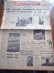 Cumhuriyet Gazetesi - 9 Ekim 1957 - Aday Listesinin Neşrinden Sonra Demokrat Parti'de İstifalar Arttı - Cumhuriyet Halk Partisinin Duvar Afişlerinden Biri - Nadir Nadi - Cumhuriyetçi Millet Partisi Genel Başkanı Osman Bölükbaşı Bugün Muhakeme Ediliyor - Rus Diktatörü Hrutçef Bizi Tehdit Ediyor - Kadınlar Da Siyasi Parti Kuruyorlar - Profesör Hüseyin Nail Kubalı - 20 Liraya Bir Yahudi Yazı Dizisi - İblisin Kızı Yazan Guy Des Cars Yazı Dizisi - Münci Kapani - Burhan Felek - Meşhur Bir Bale Geliyor Ballets Jean Babilee - Golf Ökçe Lastiği - Ruh Tahlilleri - Vali Fahrettin Kerim Gökay Demokrat Parti İl Merkezini Ziyaret Etti - Türkiye İngiltere Milli Futbol Maçı Kesinleşti - 19 Mayıs Stadının Açılış Merasimi İçin Fenerbahçe Galatasaray Karması Çağrıldı - Asya Gribi Ve Nezleden Enflucide Uras Korur