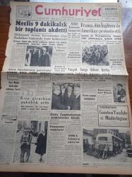 Cumhuriyet Gazetesi - 16 Kasım 1957 - Meclis 9 Dakikalık Bir Toplantı Akdetti - Yozgat Sorgu Hakimi Cemil Said Barlas İçin Tahliye Kararı Verdi - 5. Adnan Menderes Kabinesi - Fransa Dün İngiltere İle Amerika'yı Protesto Etti - İtalya Cumhurbaşkanı Gronchi Memleketine Döndü - EOKA Atina'ya Çatıyor - Millet Fezaya Peyk Fırlatıyor Biz Hala Otobüs İtiyoruz- Fezanın İlk Fatihleri Suni Peykler Yazı Dizisi - Seni Sevmek Kaderim Yazan Sinclair Levis Yazı Dizisi - Haluk Y. Şehsuvaroğlu - Burhan Felek - Asya Gribi İkinci Turuna Başlıyor - Döviz Kaçakçısı Ruben Asa Aleyhine Açılan Yeni Dava - Günün Kadını Barbara Hutton - Sanat Eseri Müzayedelerinin Dünya Rekoru Kırıldı - Atlet Halil Ziraman Fenerbahçe'den İstifa Ediyor - Yalçın Granit Basketbolu Bıraktı - Federasyon Kupasında Bugün - Princesse El Losyonu - Helix Tırnak Cilası - 1958 Yılı Güreş Şampiyonası
