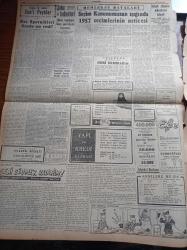 Cumhuriyet Gazetesi - 15 Kasım 1957 - İskat Kanunu Tasavvurundan Vazgeçildi - Demokrat Grubunun Dün Yayınladığı Tebliğ - İtalya Cumhurbaşkanı Gronchi Bugün Romaya Dönüyor - Atatürk İhtifaline Katılmayan Belediye Meclis Azaları - Diyarbakır Seçimlere Hazırlanıyor - Üniversitede Kitap Buhranı - Fezanın İlk Fatihleri Suni Peykler Yazı Dizisi - Seni Sevmek Kaderim Yazan Sinclair Levis Yazı Dizisi - Diyarbakır Belediye Başkanı Cahid Gürkaş Barodan Çıkarıldı - Osman Bölükbaşı'nın Reddi Hakim Talebi - Burhan Felek - Amerika'nın Milyonerleri - Paul Getty - Arthur Davis - John Rockfeller - Dünyanın En Zengin Kadını Barbara Hutton Boşanmayacak - Yeni Karamürsel Mağazası - Galatasaraylı İdareci Lütfi Abay 3 Ay Cezalı - Darüşşafaka Antrenör Jiri Kıbleyi İstiyor - Beşiktaş Bugün Ankara'ya Gidiyor - Havilland Pudrası - Kış Sporlarının Bu Seneki Programı