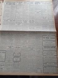 Cumhuriyet Gazetesi - 15 Kasım 1957 - İskat Kanunu Tasavvurundan Vazgeçildi - Demokrat Grubunun Dün Yayınladığı Tebliğ - İtalya Cumhurbaşkanı Gronchi Bugün Romaya Dönüyor - Atatürk İhtifaline Katılmayan Belediye Meclis Azaları - Diyarbakır Seçimlere Hazırlanıyor - Üniversitede Kitap Buhranı - Fezanın İlk Fatihleri Suni Peykler Yazı Dizisi - Seni Sevmek Kaderim Yazan Sinclair Levis Yazı Dizisi - Diyarbakır Belediye Başkanı Cahid Gürkaş Barodan Çıkarıldı - Osman Bölükbaşı'nın Reddi Hakim Talebi - Burhan Felek - Amerika'nın Milyonerleri - Paul Getty - Arthur Davis - John Rockfeller - Dünyanın En Zengin Kadını Barbara Hutton Boşanmayacak - Yeni Karamürsel Mağazası - Galatasaraylı İdareci Lütfi Abay 3 Ay Cezalı - Darüşşafaka Antrenör Jiri Kıbleyi İstiyor - Beşiktaş Bugün Ankara'ya Gidiyor - Havilland Pudrası - Kış Sporlarının Bu Seneki Programı