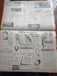 Cumhuriyet Gazetesi - 15 Kasım 1957 - İskat Kanunu Tasavvurundan Vazgeçildi - Demokrat Grubunun Dün Yayınladığı Tebliğ - İtalya Cumhurbaşkanı Gronchi Bugün Romaya Dönüyor - Atatürk İhtifaline Katılmayan Belediye Meclis Azaları - Diyarbakır Seçimlere Hazırlanıyor - Üniversitede Kitap Buhranı - Fezanın İlk Fatihleri Suni Peykler Yazı Dizisi - Seni Sevmek Kaderim Yazan Sinclair Levis Yazı Dizisi - Diyarbakır Belediye Başkanı Cahid Gürkaş Barodan Çıkarıldı - Osman Bölükbaşı'nın Reddi Hakim Talebi - Burhan Felek - Amerika'nın Milyonerleri - Paul Getty - Arthur Davis - John Rockfeller - Dünyanın En Zengin Kadını Barbara Hutton Boşanmayacak - Yeni Karamürsel Mağazası - Galatasaraylı İdareci Lütfi Abay 3 Ay Cezalı - Darüşşafaka Antrenör Jiri Kıbleyi İstiyor - Beşiktaş Bugün Ankara'ya Gidiyor - Havilland Pudrası - Kış Sporlarının Bu Seneki Programı