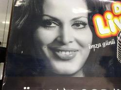TÜRKAN ŞORAY AFİŞİ / POSTERİ - BÜYÜK BOY - ORİJİNAL - 100 X 69 cm EBADINDA - Original Turkish Big Size Poster - D&R TRUMP ALIŞVERİŞ MERKEZİ D&R LIVE TÜRKAN ŞORAY İMZA GÜNÜ