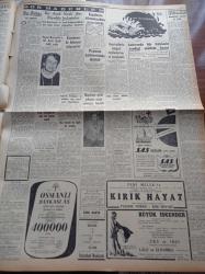 Cumhuriyet Gazetesi - 3 Aralık 1957 - Maliye Bakanı Hasan Polatkan Yeni Bütçeyi Açıkladı - Osman Bölükbaşı Dün Meclise Giderek Yemin Etti - Soğuklar Ve Fırtına Etrafı Kasıp Kavuruyor - Suriye Hadise Çıkarmak İstiyor - Vali Ve Belediye Reisi Mümtaz Tarhan Gemici Feneri İle Çalıştı - İlk Amerikan Suni Peyki Yarın Atılıyor - Nureddin Şazi Kösemihal - Seni Sevmek Kaderim Yazan Sinclair Levis Yazı Dizisi - 20. Asırda Hakiki Bir Robenson Yazı Dizisi - Bayan Roosevelt'e Bir Arap Şeyhi Talip Çıktı - Burhan Felek - Burgaz Adası - İstanbul Belediyesi Şehir Tiyatrosu - Deli Oyunu Yazan Refik Erduran - Opon Ağrı Kesici - İstanbul Selanik Belgrad Asfaltı - Avrupa Boks Şampiyonu Antoni Ruiz Öldü - Yeni Voleybol Antrenörü Nikola Solip - Dünya Ordulararası Futbol Şampiyonası - Neriman Köksal Puro Tuvalet Sabunları Kullanıyorum Diyor - Kasımpaşa Futbol Takımı Irak'a Gidiyor - Beşiktaş İsveç Vasteras Cumartesiye Oynayacaklar