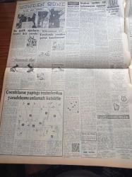 Cumhuriyet Gazetesi - 3 Aralık 1957 - Maliye Bakanı Hasan Polatkan Yeni Bütçeyi Açıkladı - Osman Bölükbaşı Dün Meclise Giderek Yemin Etti - Soğuklar Ve Fırtına Etrafı Kasıp Kavuruyor - Suriye Hadise Çıkarmak İstiyor - Vali Ve Belediye Reisi Mümtaz Tarhan Gemici Feneri İle Çalıştı - İlk Amerikan Suni Peyki Yarın Atılıyor - Nureddin Şazi Kösemihal - Seni Sevmek Kaderim Yazan Sinclair Levis Yazı Dizisi - 20. Asırda Hakiki Bir Robenson Yazı Dizisi - Bayan Roosevelt'e Bir Arap Şeyhi Talip Çıktı - Burhan Felek - Burgaz Adası - İstanbul Belediyesi Şehir Tiyatrosu - Deli Oyunu Yazan Refik Erduran - Opon Ağrı Kesici - İstanbul Selanik Belgrad Asfaltı - Avrupa Boks Şampiyonu Antoni Ruiz Öldü - Yeni Voleybol Antrenörü Nikola Solip - Dünya Ordulararası Futbol Şampiyonası - Neriman Köksal Puro Tuvalet Sabunları Kullanıyorum Diyor - Kasımpaşa Futbol Takımı Irak'a Gidiyor - Beşiktaş İsveç Vasteras Cumartesiye Oynayacaklar