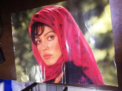 TÜRKAN ŞORAY AFİŞİ / POSTERİ - BÜYÜK BOY - ORİJİNAL - 84 X 64 cm EBADINDA - Original Turkish Big Size Poster - SELVİ BOYLUM AL YAZMALIM FİLMİNDEN TÜRKAN ŞORAY GÖRSELİ